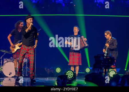 Dortmund Schlagersaenger und Moderator Florian Silbereisen im Schottenrock beim Auftritt mit der Koelner Kultband Brands in der ARD Fernsehsendung SCHLAGERBOOOM 2024 ALLES FUNKELT ALLES GLITZERT live am 19.10.2024 2024 aus Dortmund Schlagersaenger und Moderator Florian Silbereisen im Schottenrock beim Auftritt mit der Ko 19.10.2024 Westfalenhalle *** Dortmund Schlagersaenger et le présentateur Florian Silbereisen en jupe tartan jouant avec le groupe culte de Cologne apporte t Banque D'Images