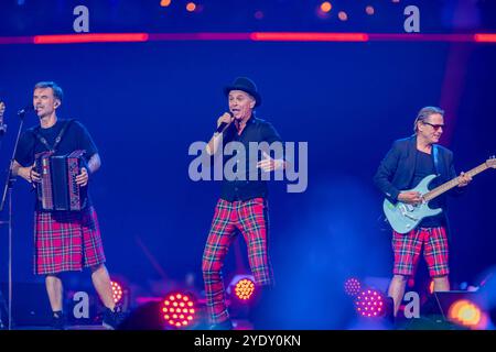 Dortmund Schlagersaenger und Moderator Florian Silbereisen im Schottenrock beim Auftritt mit der Koelner Kultband Brands in der ARD Fernsehsendung SCHLAGERBOOOM 2024 ALLES FUNKELT ALLES GLITZERT live am 19.10.2024 2024 aus Dortmund Schlagersaenger und Moderator Florian Silbereisen im Schottenrock beim Auftritt mit der Ko 19.10.2024 Westfalenhalle *** Dortmund Schlagersaenger et le présentateur Florian Silbereisen en jupe tartan jouant avec le groupe culte de Cologne apporte t Banque D'Images