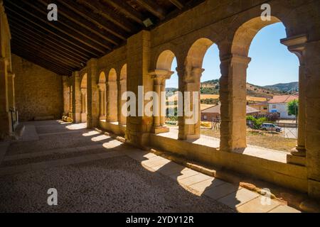 Atrium de l'église San Miguel. Beleña de Sorbe, province de Guadalajara, Castilla la Mancha, Espagne. Banque D'Images