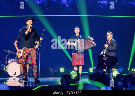 Dortmund Schlagersaenger und Moderator Florian Silbereisen im Schottenrock beim Auftritt mit der Koelner Kultband Brands in der ARD Fernsehsendung SCHLAGERBOOOM 2024 ALLES FUNKELT ALLES GLITZERT live am 19.10.2024 2024 aus Dortmund Schlagersaenger und Moderator Florian Silbereisen im Schottenrock beim Auftritt mit der Ko 19.10.2024 Westfalenhalle *** Dortmund Schlagersaenger et le présentateur Florian Silbereisen en jupe tartan jouant avec le groupe culte de Cologne apporte t Banque D'Images