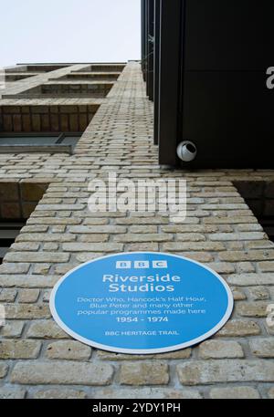 plaque bleue aux studios riverside, hammersmith, londres, angleterre, notant les émissions de télévision faites ici par la bbc de 1954 à 1974 Banque D'Images