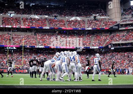 Houston, Texas, États-Unis. 27 octobre 2024. Les joueurs offensifs des Colts d'Indianapolis se blottissent pendant le match entre les Texans de Houston et les Colts d'Indianapolis au NRG Stadium de Houston, Texas, le 27 octobre 2024. (Crédit image : © Erik Williams/ZUMA Press Wire) USAGE ÉDITORIAL SEULEMENT! Non destiné à UN USAGE commercial ! Banque D'Images
