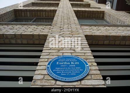 plaque bleue aux studios riverside, hammersmith, londres, marquant l'apparition en 1956 de la chanteuse eartha kitt dans la première émission télévisée diffusée d'ici Banque D'Images