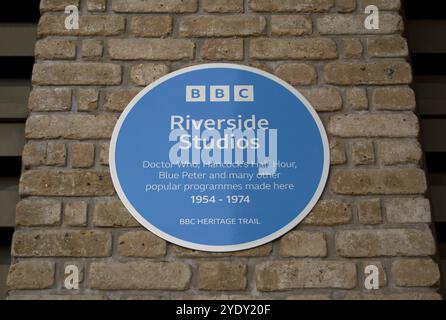 plaque bleue aux studios riverside, hammersmith, londres, angleterre, notant les émissions de télévision faites ici par la bbc de 1954 à 1974 Banque D'Images