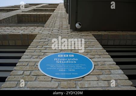 plaque bleue aux studios riverside, hammersmith, londres, angleterre, notant les émissions de télévision faites ici par la bbc de 1954 à 1974 Banque D'Images