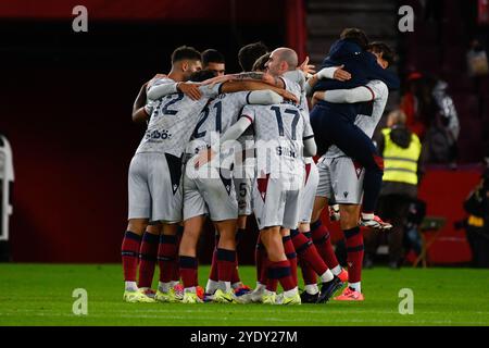 Grenade, Grenade, Espagne. 27 octobre 2024. Les joueurs de Levante UD célèbrent la victoire lors du match de Liga entre Granada CF - Levante UD au Nuevo Los CÃrmenes Stadium le 27 octobre 2024 à Grenade, Espagne. (Crédit image : © José M. Baldomero/Pacific Press via ZUMA Press Wire) USAGE ÉDITORIAL SEULEMENT! Non destiné à UN USAGE commercial ! Banque D'Images