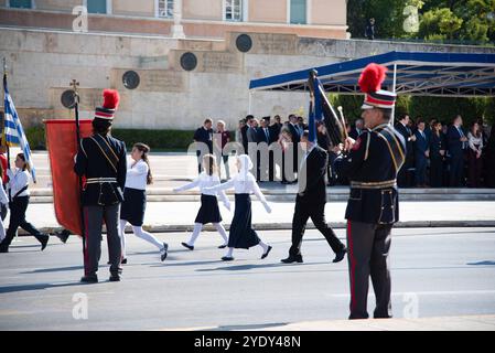 Grèce : défilé étudiant devant le parlement grec, le 28 octobre. Athènes, Grèce, 28 octobre 2024. Des étudiants de plus de 200 écoles d'Athènes, Grèce ont participé au défilé pour la célébration nationale le 28 octobre 2024. Athènes Attiki Grèce Copyright : xKostasxGalanisx Banque D'Images
