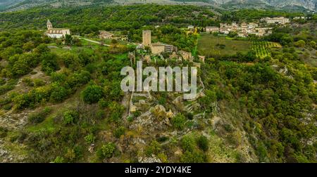 Vue aérienne du château de Beffi, de l'église de San Michele Arcangelo et du village fortifié de Beffi. Beffi, province de L'Aquila, Abruzzes, Italie Banque D'Images