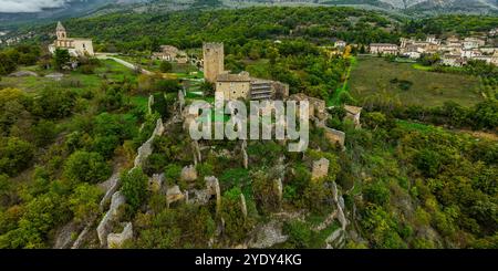 Vue aérienne du château de Beffi, de l'église de San Michele Arcangelo et du village fortifié de Beffi. Beffi, province de L'Aquila, Abruzzes, Italie Banque D'Images