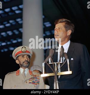 Le président américain John F. Kennedy prononçant un discours lors de la cérémonie d'arrivée en l'honneur de l'empereur d'Ethiopie, Haile Selassie I (à gauche), Union Station, Washington, DC, USA, Cecil Stoughton, photographies de la Maison Blanche, 1er octobre 1963 Banque D'Images