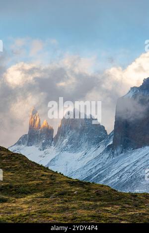 Paine Grande au crépuscule sur le W Trek dans le parc national de Torres del Paine, Patagonie, Chili Banque D'Images