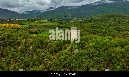 Vue aérienne de la tour de guet, immergée dans les bois du parc régional Sirente Velino, Goriano Valli. Tione, province de L'Aquila, Abruzzes, Italie Banque D'Images