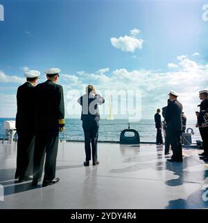Le président américain John F. Kennedy (vue arrière, centre gauche) à bord du navire américain USS observation Island observant la démonstration du tir d'un missile Polaris A-2 du sous-marin USS Andrew Jackson au large des côtes de Floride, États-Unis, Robert Knudsen, photographies de la Maison Blanche, 16 novembre, 1963 Banque D'Images