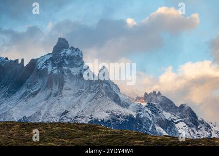 Paine Grande au crépuscule sur le W Trek dans le parc national de Torres del Paine, Patagonie, Chili Banque D'Images