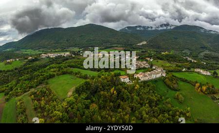 Vue aérienne du hameau de Goriano Valli immergé dans les bois des collines du Parc régional Sirente Velino. Tione degli Abruzzes, Abruzzes Banque D'Images