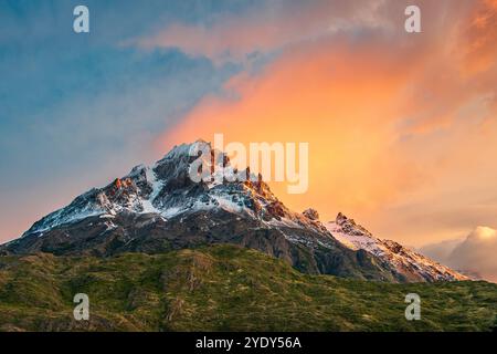 Spectaculaire chaîne de montagnes Paine Grande au lever du soleil dans le parc national de Torres del Paine, Patagonie, Chili Banque D'Images