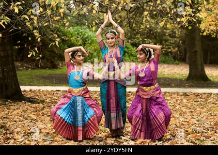 Édimbourg Écosse, Royaume-Uni 28 octobre 2024. Dance Ihayami interprètes au Ross Bandstand dans Princes Street Gardens en amont de l'événement Diwali qui a lieu le dimanche 3 novembre 2024 avec un défilé multiculturel à travers le centre-ville et des spectacles dans Princes Street Gardens. crédit sst/alamy live news Banque D'Images