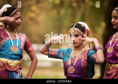 Édimbourg Écosse, Royaume-Uni 28 octobre 2024. Dance Ihayami interprètes au Ross Bandstand dans Princes Street Gardens en amont de l'événement Diwali qui a lieu le dimanche 3 novembre 2024 avec un défilé multiculturel à travers le centre-ville et des spectacles dans Princes Street Gardens. crédit sst/alamy live news Banque D'Images