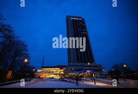 Hambourg, Allemagne. 17 janvier 2024. Vue extérieure de l'hôtel Radisson Blu. Crédit : Christian Charisius/dpa/Alamy Live News Banque D'Images