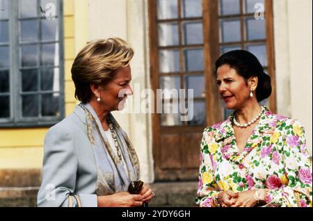 3 Maggio 1994 Stoccolma Archivio Storico Olycom/Lapresse Silvia Renate Sommerlath (Heidelberg, 23 dicembre 1943) è la regina consorte di Svezia dal 1976, in quanto moglie di Carlo XVI Gustavo. Dal 2011 è la consorte sovrana svedese con il regno più lungo, primato detenuto in provincienza da Sofia di Nassau. È impegnata a live umanitario nello sviluppo dei diritti dei bambini, nel miglioramento della qualità della vita dei disabili e delle persone affette da demenza. Nella Foto : Regina Silvia Renate Sommerlath e Paola del Belgio a Stoccolma sur la photo : la reine Silvia Renate Sommerlath et Pao Banque D'Images