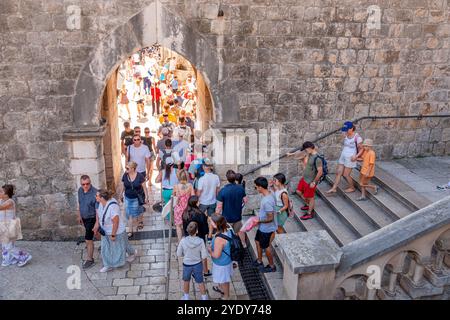 Dubrovnik Croatie,vieille ville Stari Grad Ragusa ville fortifiée,pile Gate,touristes visiteurs,hommes femmes couples familles entrant,Croatie Balkans européen EUR Banque D'Images