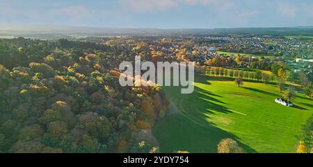 Forres Moray Scotland Grant Park entouré d'arbres aux couleurs automnales Banque D'Images