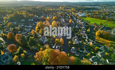 Forres Moray Scotland Leys Road et les maisons de ville avec des arbres aux couleurs automnales Banque D'Images