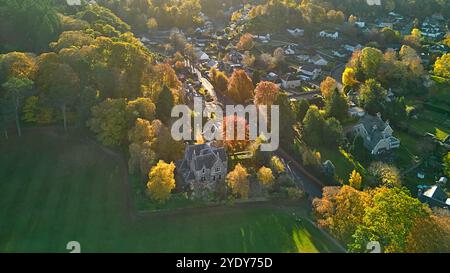 Forres Moray Scotland South Street et les maisons de ville avec des arbres aux couleurs d'automne Banque D'Images