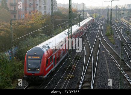 Berlin, Allemagne. 28 octobre 2024. Un train régional circule près de la station de S-Bahn Bornholmer Straße en direction de Stralsund. Crédit : Soeren Stache/dpa/Alamy Live News Banque D'Images