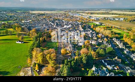 Forres Moray Scotland Victoria Road dans les maisons de ville de High Street et Grant Park avec des arbres aux couleurs de l'automne Banque D'Images
