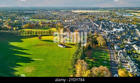 Forres Moray Écosse Victoria Road maisons de ville et Grant Park avec des arbres aux couleurs de l'automne Banque D'Images