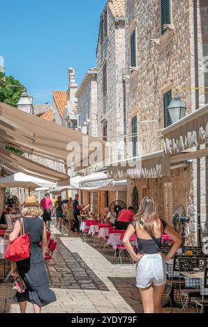 Dubrovnik Croatie, vieille ville Stari Grad Ragusa ville fortifiée, étroite rue piétonne seulement, cafés restaurants manger al fresco, appartement résidentiel construit Banque D'Images