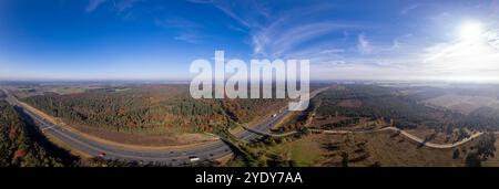 Large panorama avec la faune traversant un pont de couloir vert pour les animaux à migrer entre les zones de conservation sur l'autoroute inter-états hollandaise. Banque D'Images