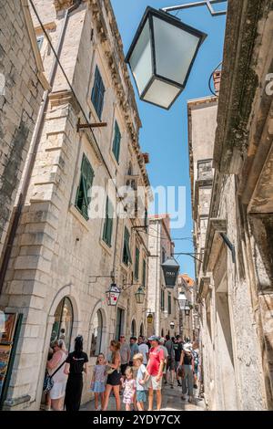 Dubrovnik Croatie, vieille ville Stari Grad Ragusa ville fortifiée, rue Ulica od Puca, touristes visiteurs, père mère famille garçon fille fils fille enfants, na Banque D'Images