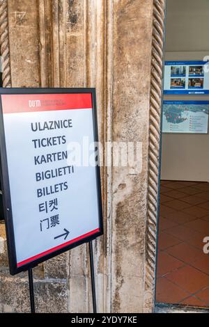 Dubrovnik Croatie,vieille ville Stari Grad Ragusa ville fortifiée,Ulica Pred Dvorom rue,Palais du Recteur Kulturno-povijesni muzej u Knezevu dvoruusers,Cul Banque D'Images