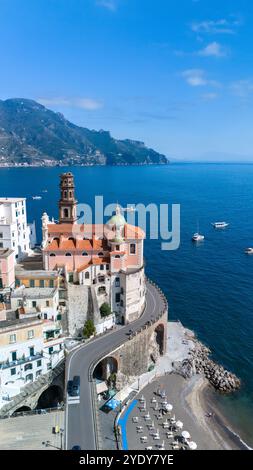 Nichés le long de la magnifique côte amalfitaine, les bâtiments colorés s'accrochent aux falaises tandis que les eaux Azur de la Méditerranée s'étendent à l'infini. Les voiliers glissent gracieusement, invitant à l'aventure sous le soleil. Banque D'Images