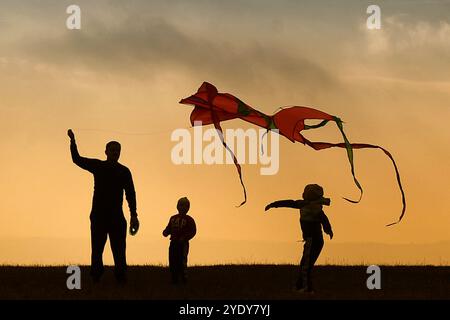 Kozakov, République tchèque. 28 octobre 2024. Les gens font voler des cerfs-volants sur la colline de Kozakov, en Bohême orientale (à 105 kilomètres au nord de Prague) en fin d'après-midi d'automne en République tchèque. (Crédit image : © Slavek Ruta/ZUMA Press Wire) USAGE ÉDITORIAL SEULEMENT! Non destiné à UN USAGE commercial ! Banque D'Images