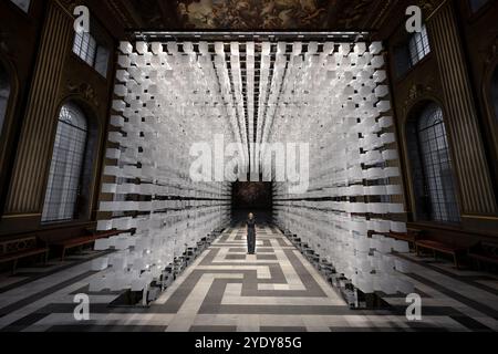 Londres, Royaume-Uni. 28 octobre 2024. 'Duo' par le designer et artiste Melek Zeynep Bulut (photo) suspendu dans la salle peinte de l'Old Royal Naval College. Dans le cadre du London Design Festival 2024, l’artiste turc Melek Zeynep Bulut présente l’installation suspendue pour explorer les concepts de dualité et d’interaction. Crédit : Guy Corbishley/Alamy Live News Banque D'Images
