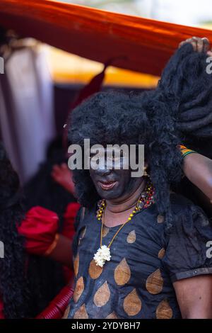 Kulasai Dasara, Portrait de dévot indien hindou avec le visage peint et habillé en déesse kali pour effectuer les rituels du festival culte kulasai dasara. Banque D'Images