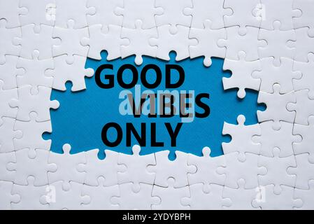 Symbole Good Vibes uniquement. Mots conceptuels Good Vibes uniquement sur puzzle blanc. Beau fond bleu. Concept Business and Good Vibes Only. Copier l'espace. Banque D'Images
