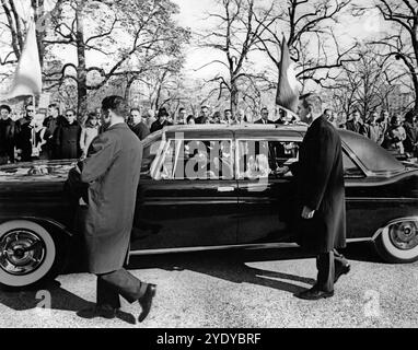 Caroline Kennedy et John F. Kennedy, Jr., chevauchant en limousine dans le cortège funèbre du président américain John F. Kennedy quittant la Maison Blanche pour la cathédrale de Matthew l'apôtre, Washington, D.C., USA, Abbie Rowe, photographies de la Maison Blanche, 25 novembre 1963 Banque D'Images