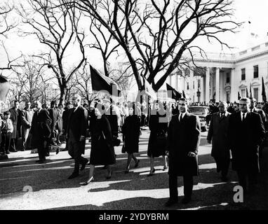 Le président des États-Unis Lyndon B. Johnson et la première dame des États-Unis Bird Johnson marchant dans le cortège funéraire du président des États-Unis John F. Kennedy quittant la Maison Blanche pour la cathédrale de Matthew l'apôtre, Washington, DC, USA, Abbie Rowe, photographies de la Maison Blanche, 25 novembre 1963 Banque D'Images