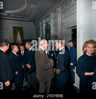 Président de la France, le général Charles de Gaulle, en visite avec le Prince Philip, Duc d'Édimbourg, lors d'une réception à la Maison Blanche, après les funérailles d'État du Président américain John F. Kennedy, Washington, DC, USA, Cecil Stoughton, photographies de la Maison Blanche, 25 novembre 1963 Banque D'Images