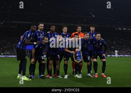 Milan, Italie. 27 octobre 2024. Le FC Internazionale de départ onze s'alignera pour une photo d'équipe avant le coup d'envoi, rangée arrière ( de gauche à droite ) ; Marcus Thuram, Stefan de Vrij, Denzel Dumfries, Benjamin Pavard, Yann Sommer et Alessandro Bastoni, première rangée ( de gauche à droite ) ; Henrikh Mkhitaryan, Federico Dimarco, Lautaro Martinez, Nicolo Barella et Piotr Zielinski, dans le match de Serie A à Giuseppe Meazza, Milan. Le crédit photo devrait se lire : Jonathan Moscrop/Sportimage crédit : Sportimage Ltd/Alamy Live News Banque D'Images