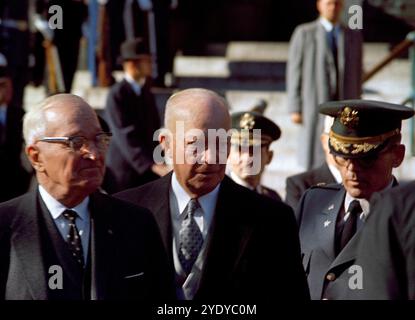 Les anciens présidents américains Harry S. Truman et le général Dwight D. Eisenhower se tiennent devant la cathédrale de l'apôtre Matthew pour la messe de requiem dans les funérailles d'État du président américain John F. Kennedy, Washington, DC, USA, Cecil Stoughton, photographies de la Maison Blanche, 25 novembre 1963 Banque D'Images