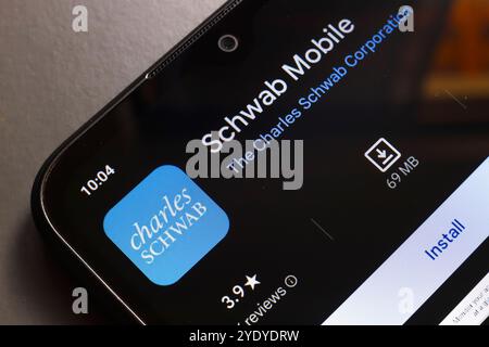 29 octobre 2024, Portugal. Dans cette illustration photo, le logo de l'application Charles Schwab Mobile est affiché sur l'écran d'un smartphone Banque D'Images