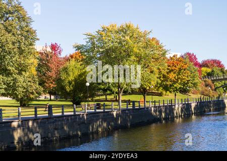 Canal Rideau à Ottawa, Canada pendant la saison d'automne. Feuillage d'automne et un sentier paisible avec parc le long de l'eau. Banque D'Images