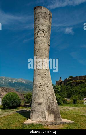 Obélisque de Gjirokaster, près du vieux bazar dans la vieille ville de Gjirokaster, Albanie. Érigé en 1983 pour honorer l'ouverture de la 1ère école de langue albanaise Banque D'Images