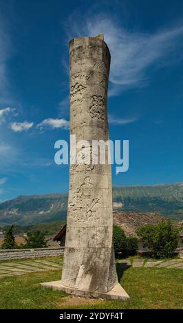 Obélisque de Gjirokaster, près du vieux bazar dans la vieille ville de Gjirokaster, Albanie. Érigé en 1983 pour honorer l'ouverture de la 1ère école de langue albanaise Banque D'Images