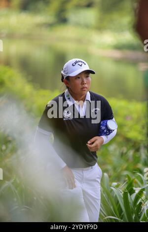 Kuala Lumpur, Malaisie. 27 octobre 2024. Ruoning Yin de Chine vu en marchant vers le 3ème tee box lors de la dernière manche du Maybank Championship 2024 sur le parcours de golf Kuala Lumpur Golf & Country Club à Kuala Lumpur. Finale du championnat Maybank 2024. (Photo Faris Hadziq/SOPA images/SIPA USA) crédit : SIPA USA/Alamy Live News Banque D'Images